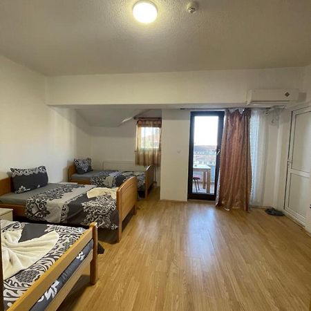 Ela Hostel Призрен Экстерьер фото