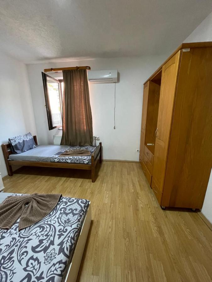 Ela Hostel Призрен Экстерьер фото