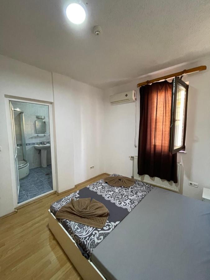 Ela Hostel Призрен Экстерьер фото